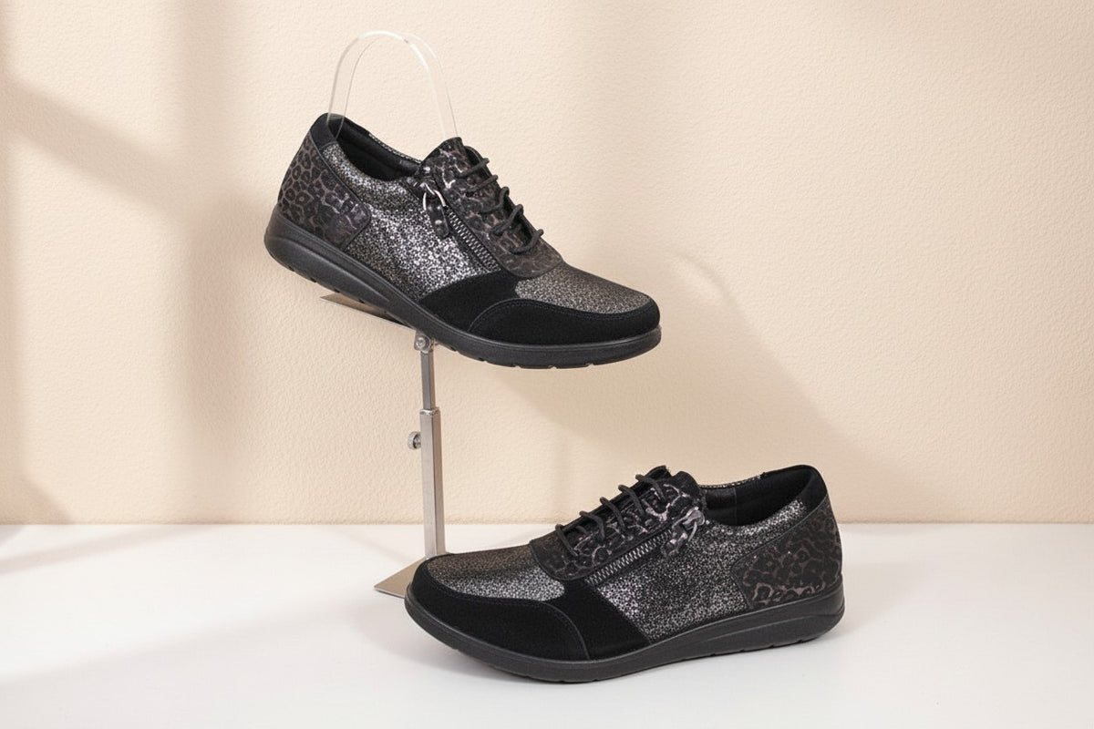 Baskets Pharma Confort noires en textile pailleté et synthétique avec lacets et zip latéral, vendues par Frippindealz
