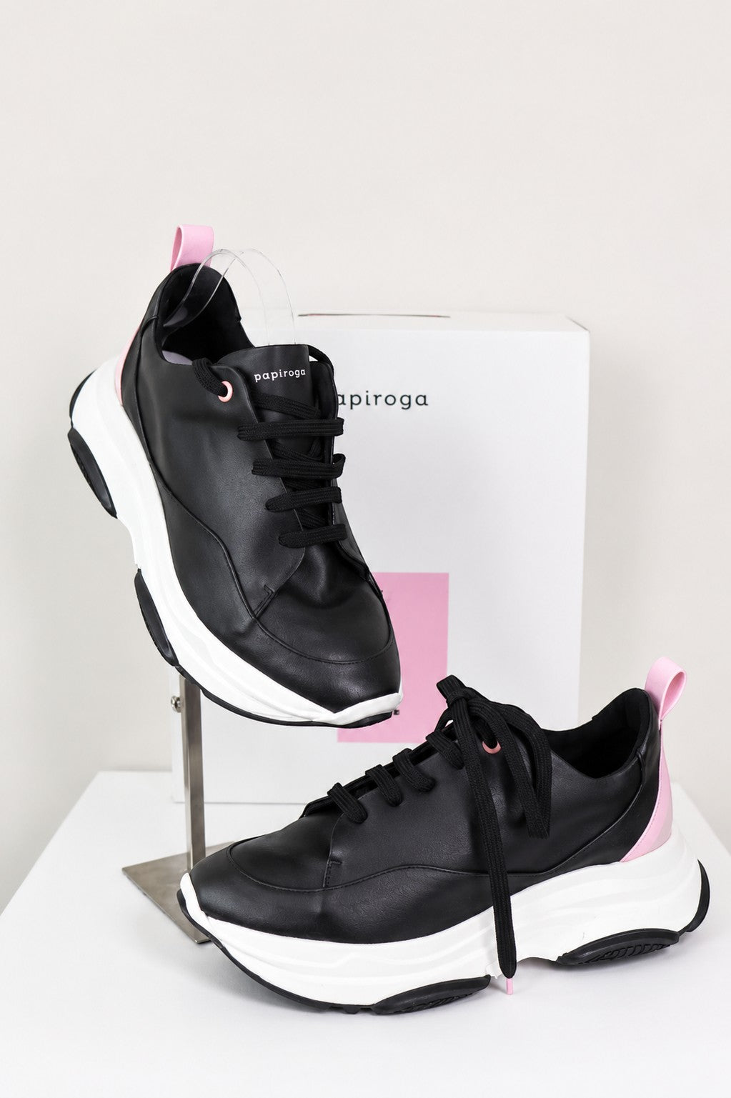 Baskets plateforme Frippindealz Papiroga noires avec semelle oversize blanche et détails rose poudré