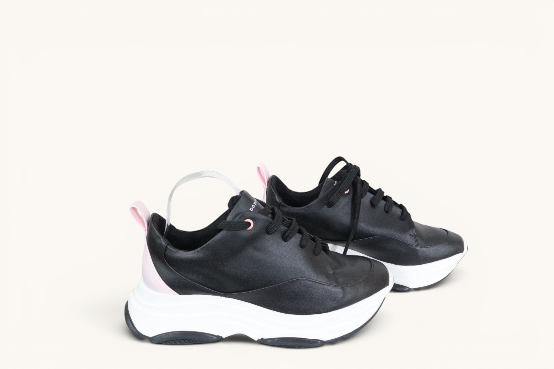 Baskets plateforme Frippindealz Papiroga noires avec semelle blanche oversize et détails rose poudré au talon