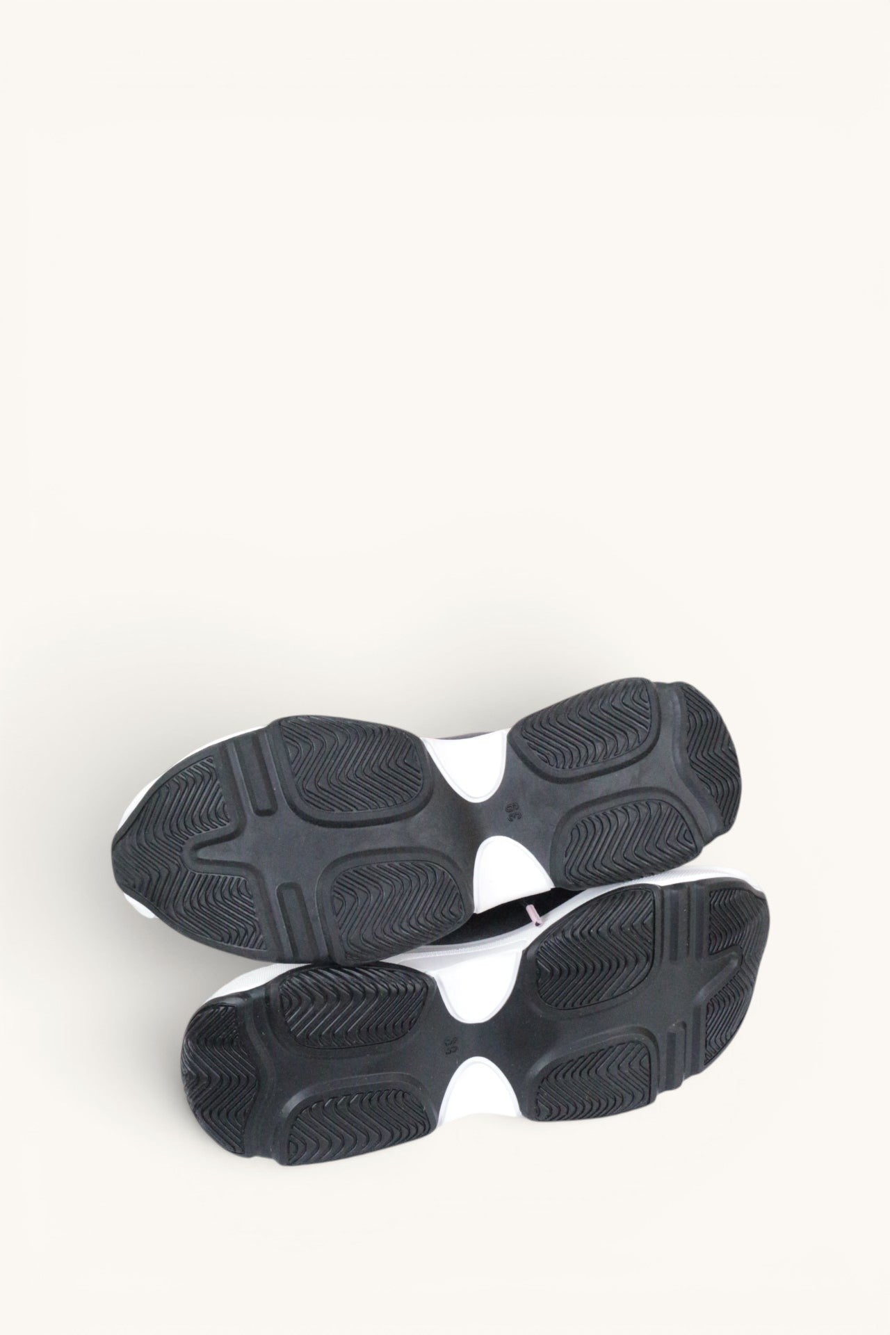 Semelles crantées noires et blanches de baskets plateforme Frippindealz Papiroga avec détails rose poudré