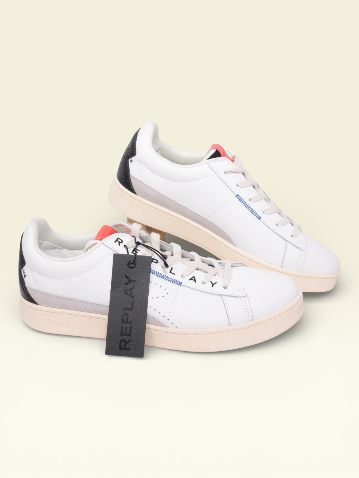 Baskets Replay en cuir blanc avec détails noirs et gris, lacets assortis et étiquette de marque Frippindealz