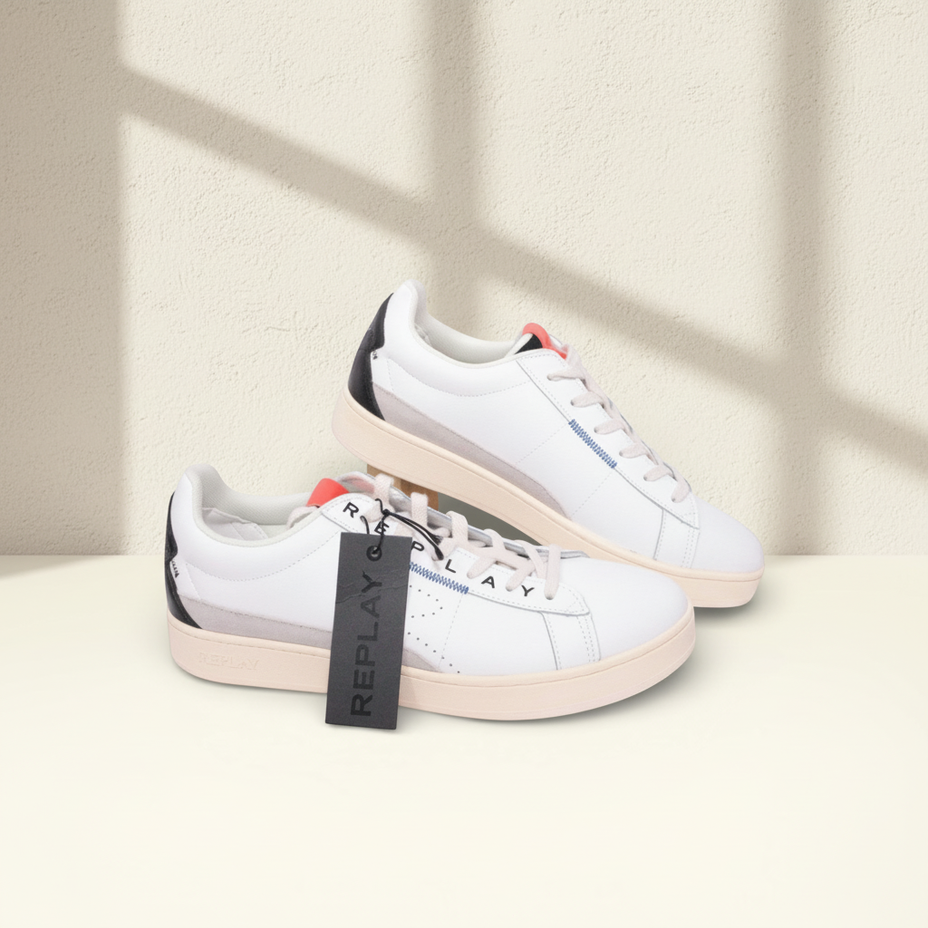 Baskets Frippindealz Replay en cuir blanc avec détails noirs et étiquette de marque, style urbain et confortable.
