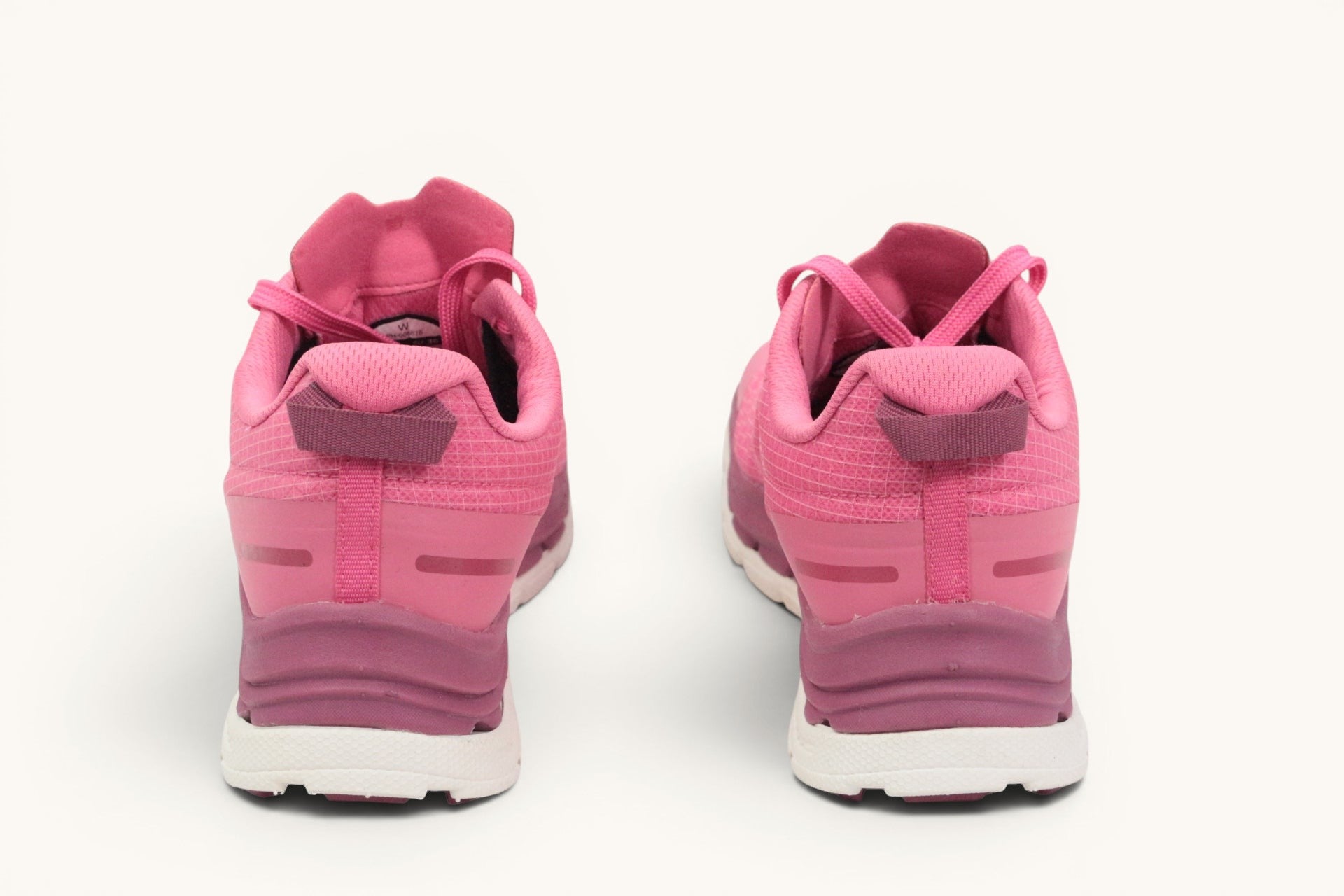 Vue arrière des baskets de running Frippindealz Ronhill en cuir synthétique rose avec semelle blanche adhérente