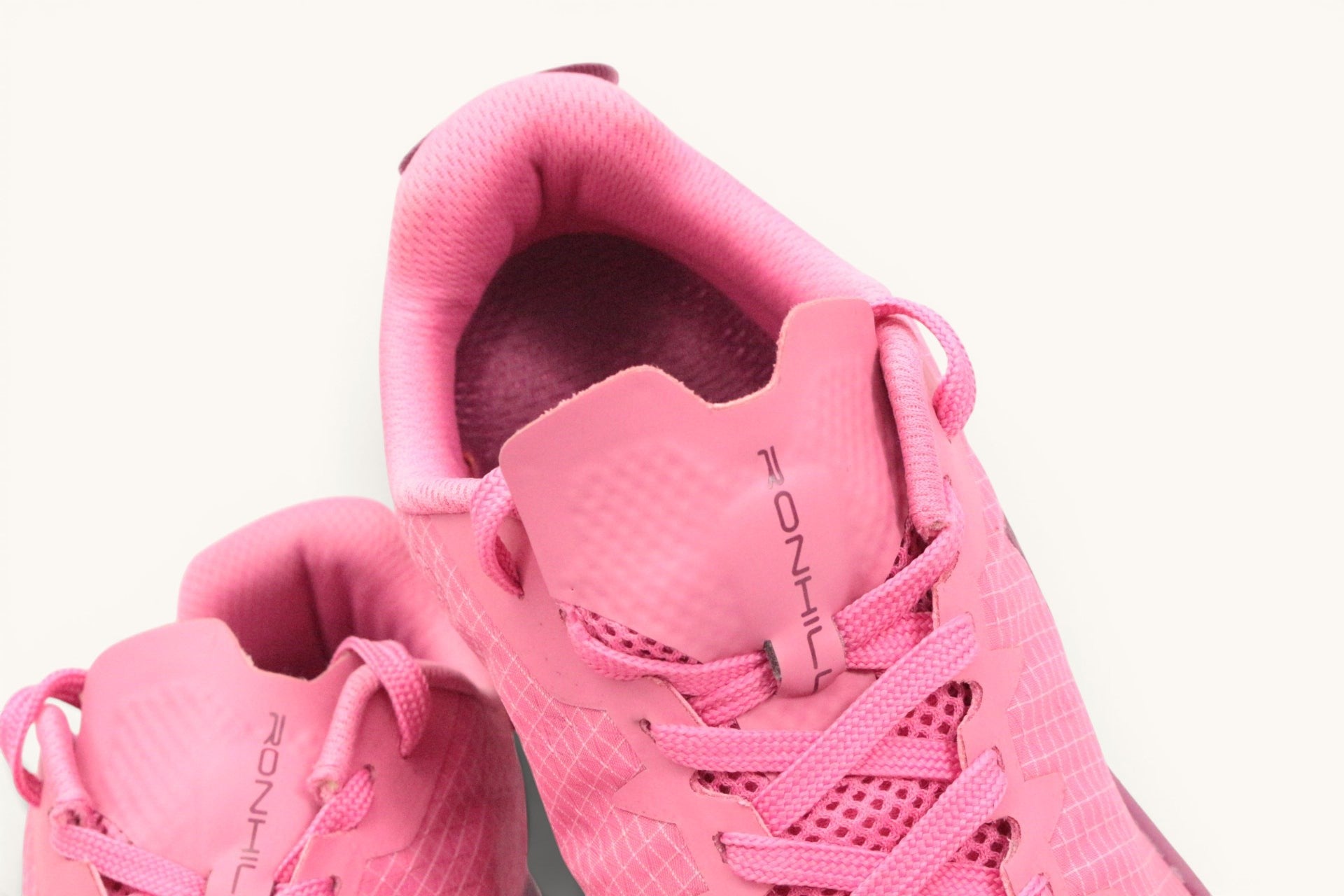 Baskets de running Frippindealz Ronhill rose en cuir synthétique avec lacets et languette texturée