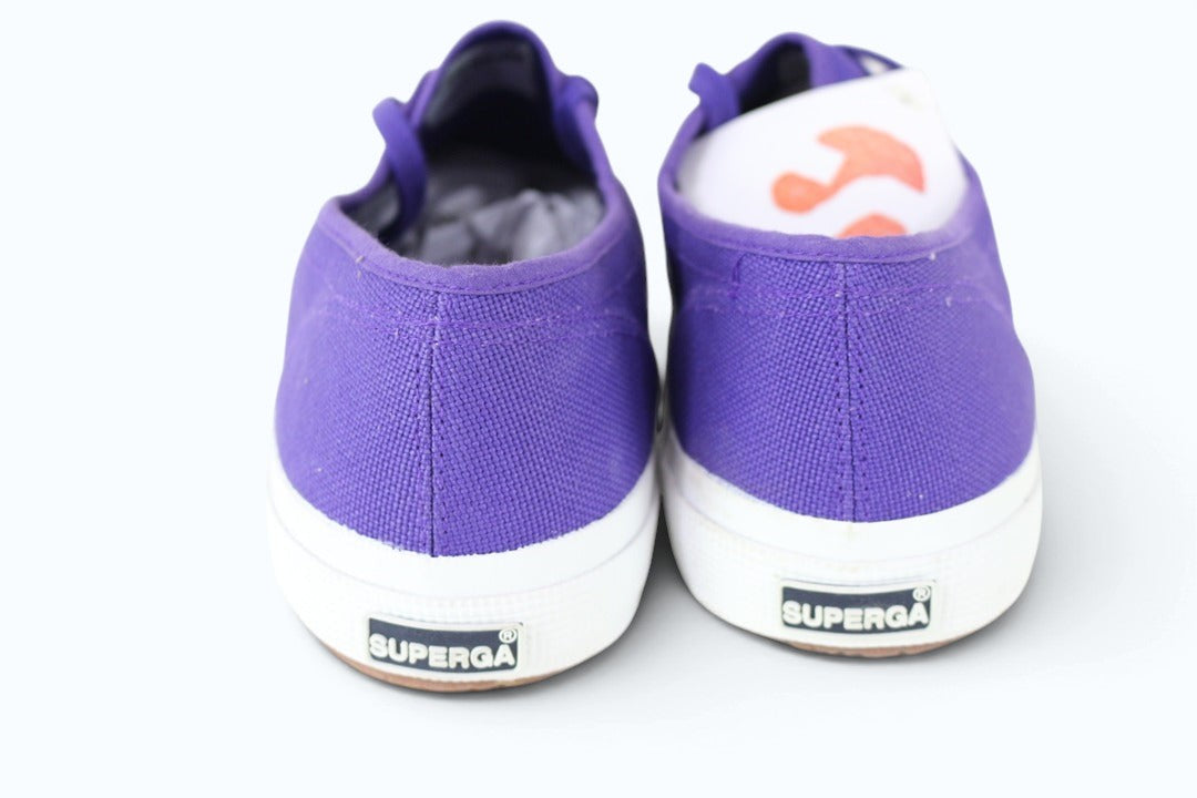 Vue arrière des baskets Frippindealz Superga 2750 en toile violette avec semelle en caoutchouc vulcanisé
