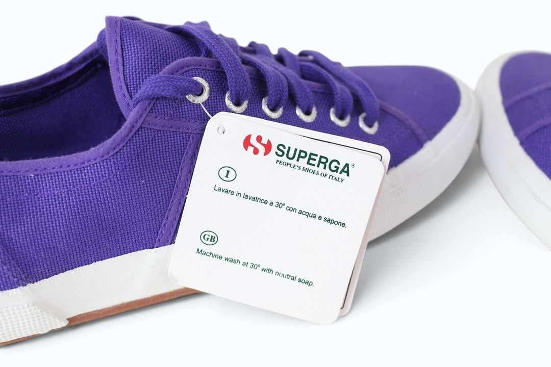 Baskets en toile violette Frippindealz Superga 2750 avec étiquette de lavage et semelle en caoutchouc blanc