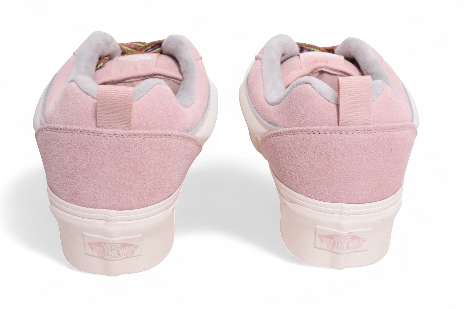 Baskets Frippindealz VANS roses en daim avec lacets multicolores, vue arrière sur fond blanc.