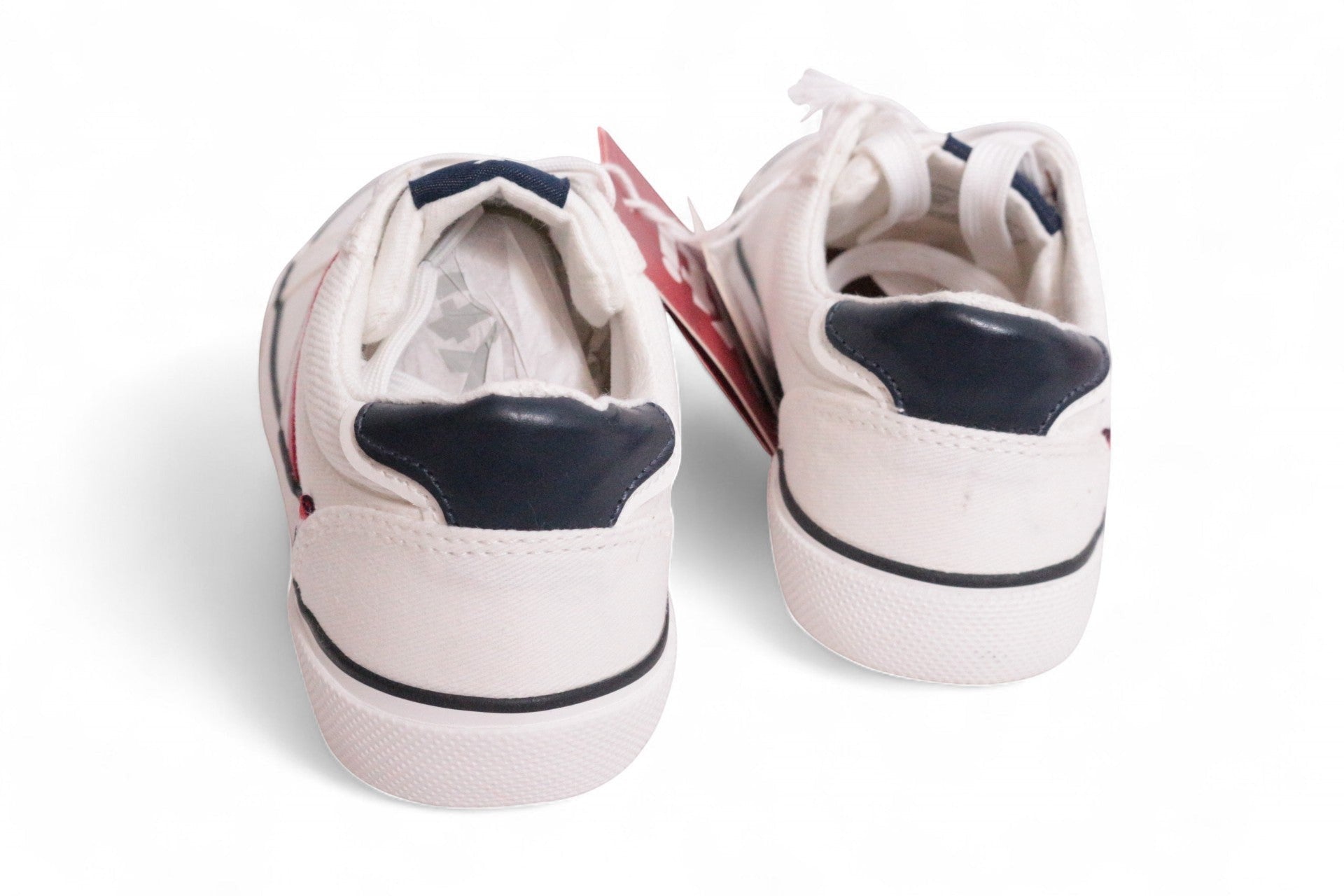 Frippindealz Baskets XTI blanches en textile pour enfants, avec détails bleu marine et rouge, neuves avec étiquette.