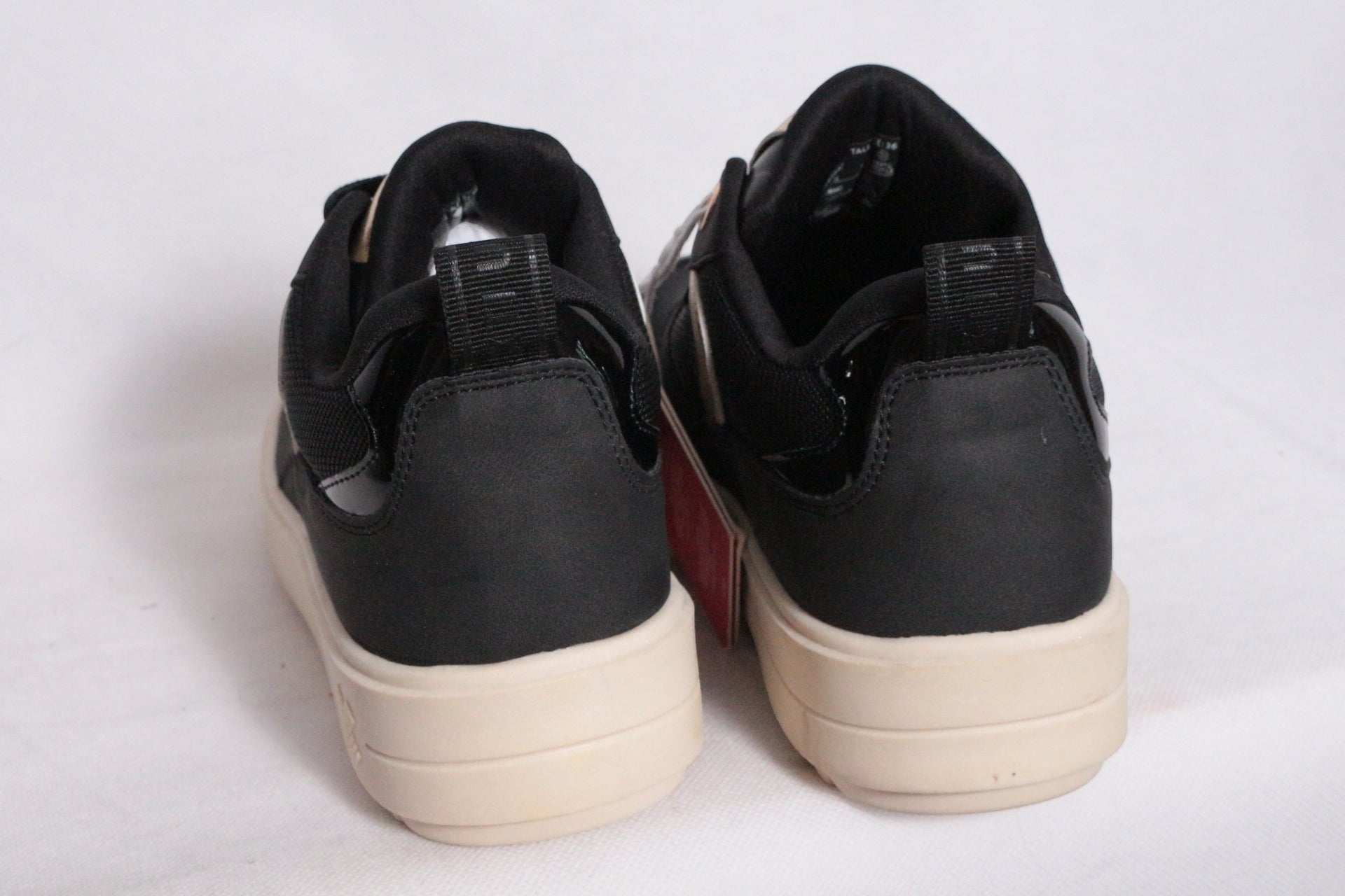 Frippindealz Baskets XTI noires et dorées en cuir synthétique pour femmes, plateforme basse de 4cm, neuves.