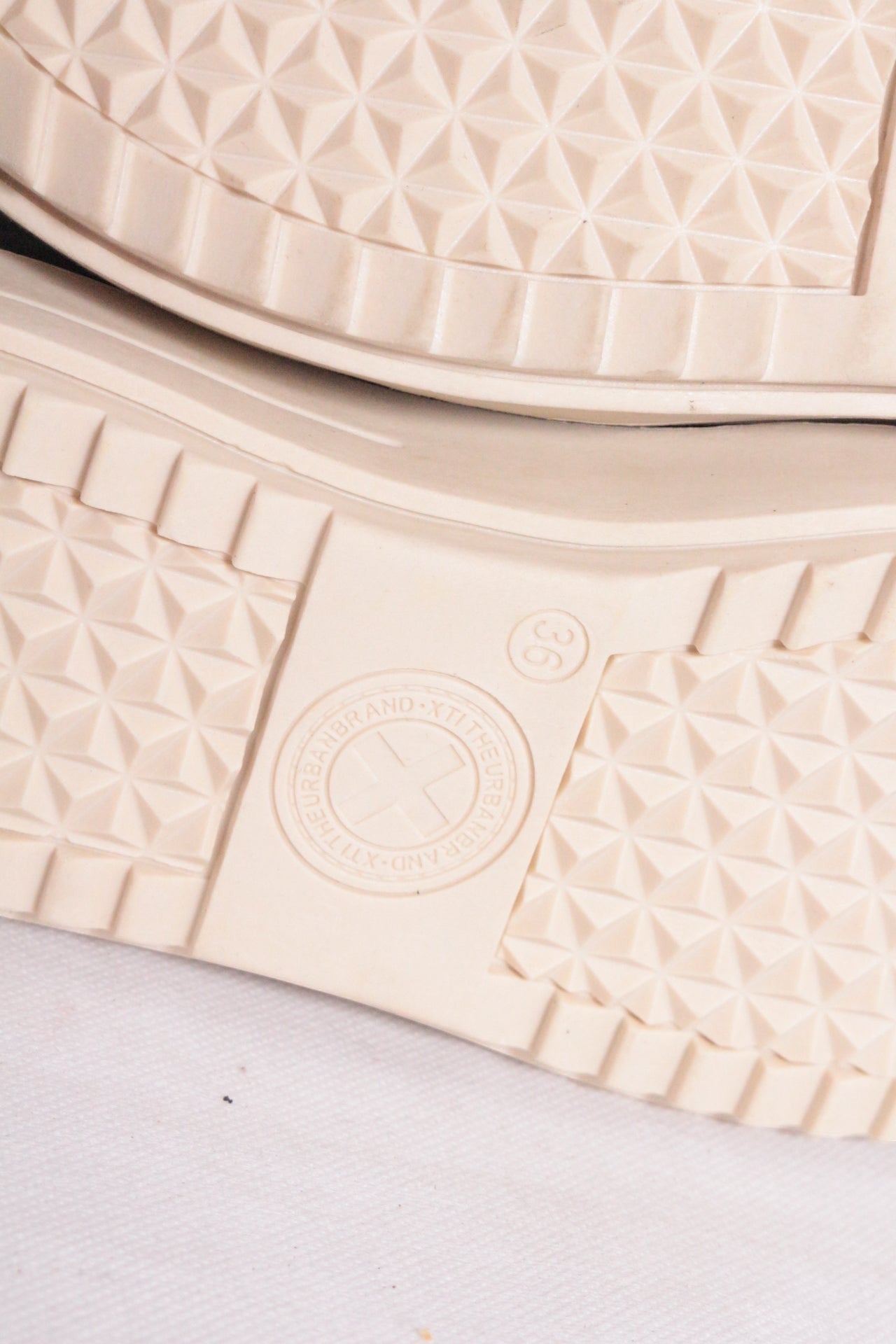 Frippindealz Baskets XTI noires et dorées en cuir synthétique, semelle plateforme 4cm, taille 36.