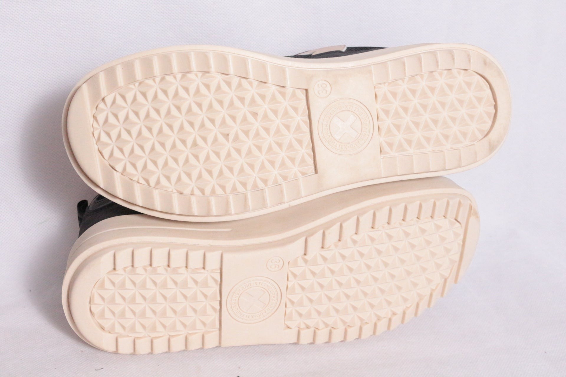 Frippindealz Baskets XTI noires et dorées en cuir synthétique pour femmes, neuves, avec plateforme de 4cm.