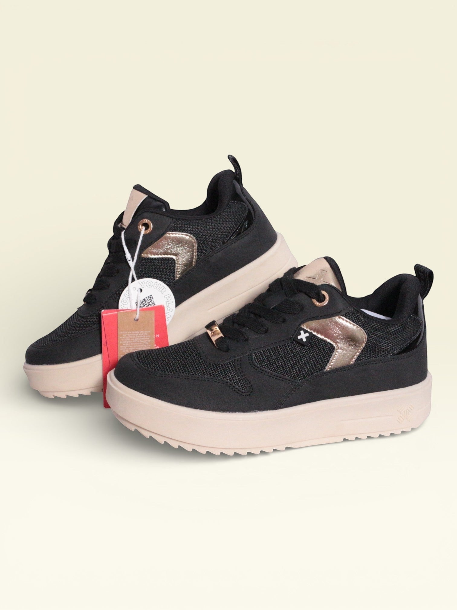 Frippindealz Baskets XTI noires et dorées en cuir synthétique pour femmes, avec plateforme de 4cm. Neuves.
