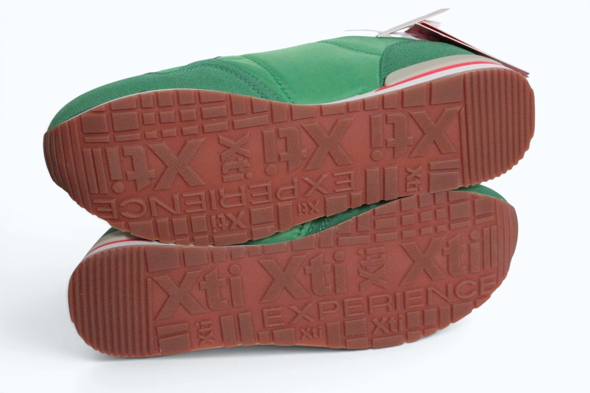 Semelles en gomme marron de baskets Frippindealz XTI en suédine verte avec logo gravé