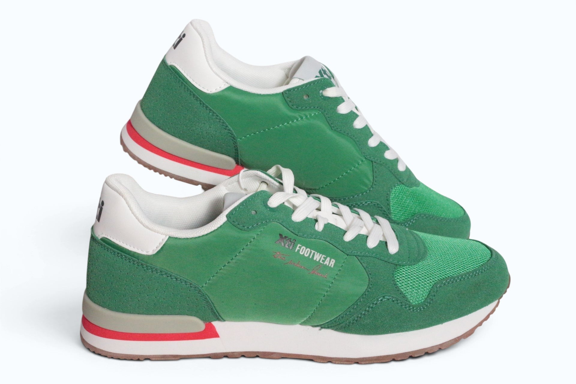 Baskets XTI Frippindealz en suédine verte pour homme avec détails blancs et semelle robuste pour un look urbain