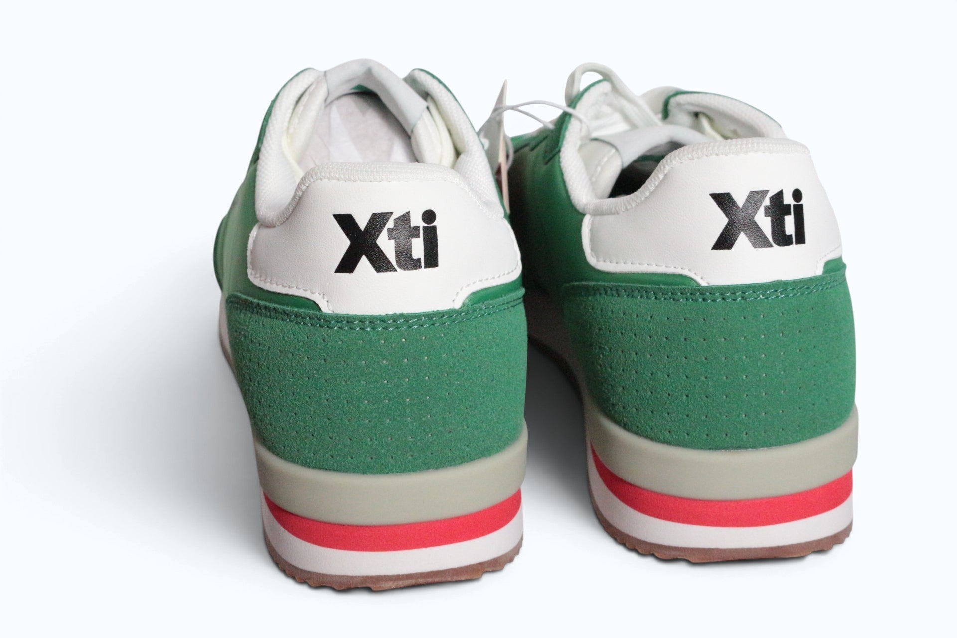 Baskets homme XTI Frippindealz en suédine verte avec logo noir sur talon blanc et semelle contrastée