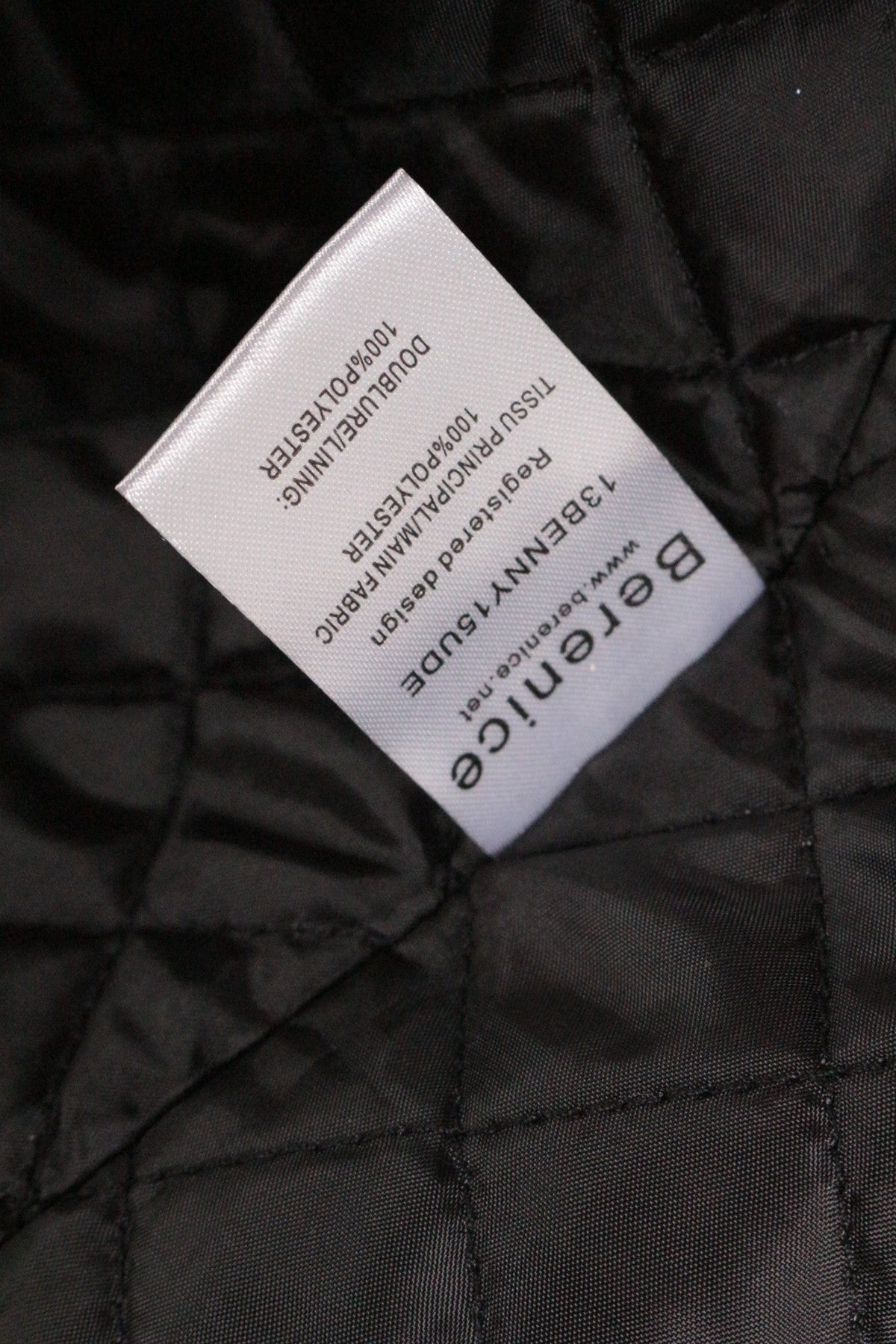 Étiquette intérieure Frippindealz du blouson Berenice en polyester bleu marine avec détails de composition