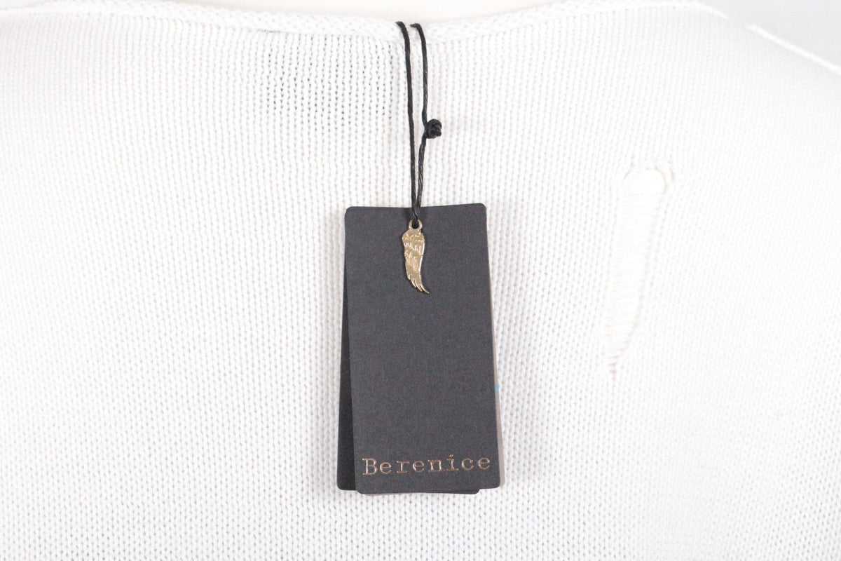 Étiquette de marque Berenice sur un pull en maille blanc neuf avec breloque aile dorée chez Frippindealz