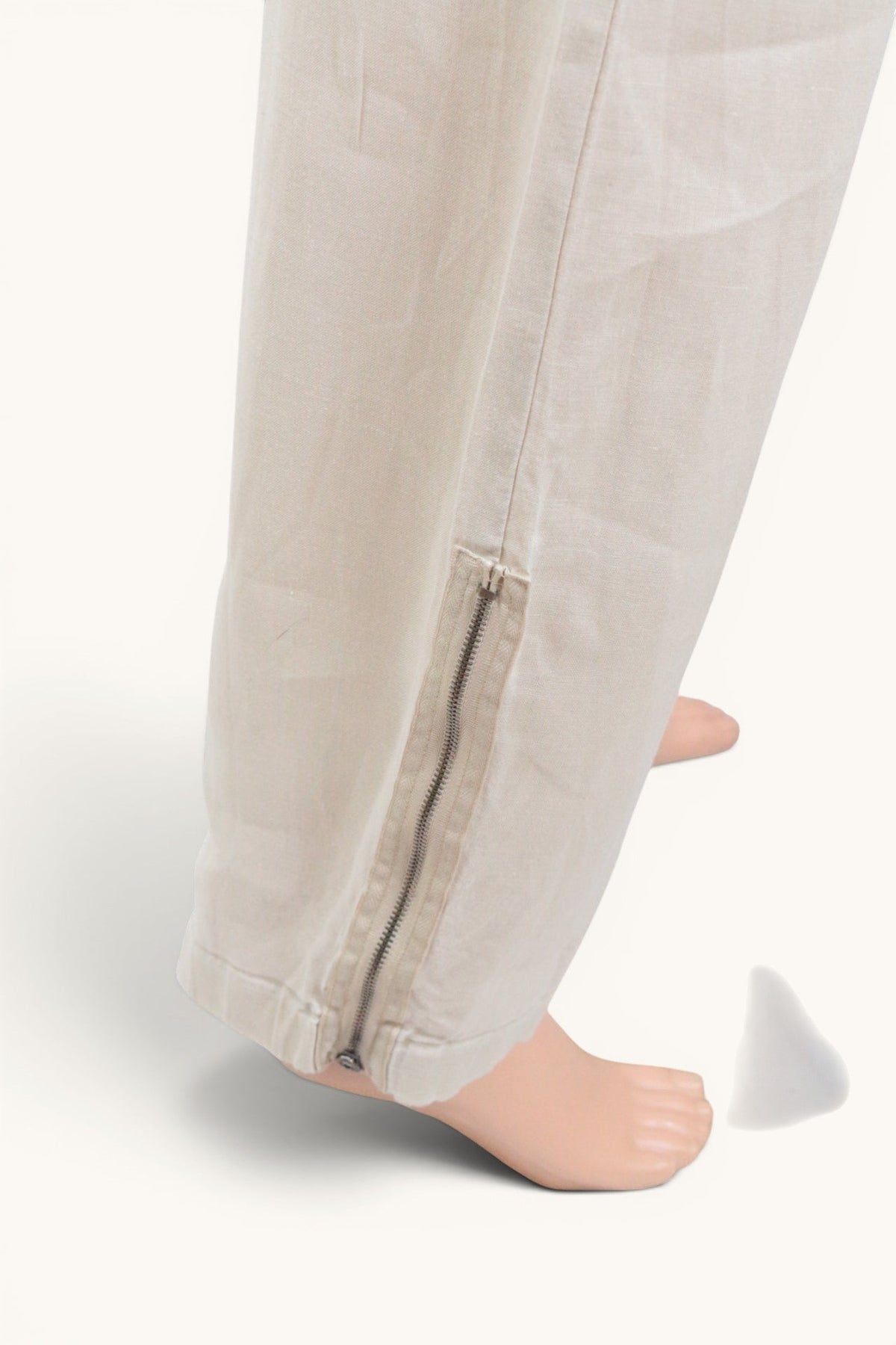 Pantalon beige en ramie Best Mountain vendu par Frippindealz avec fermeture éclair latérale à la cheville