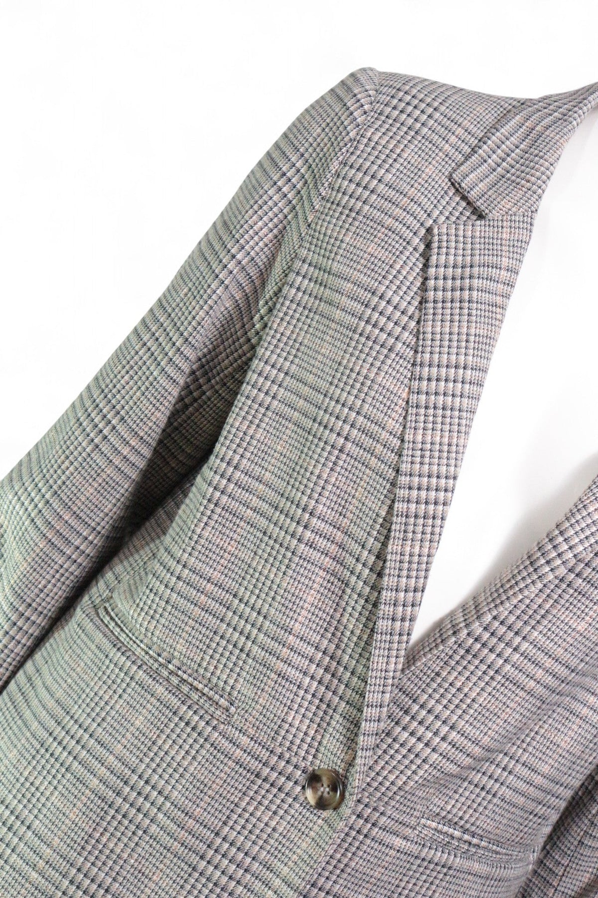 Blazer Frippindealz Deeluxe en polyester beige, noir et doré à motif carreaux, vue rapprochée du revers et bouton
