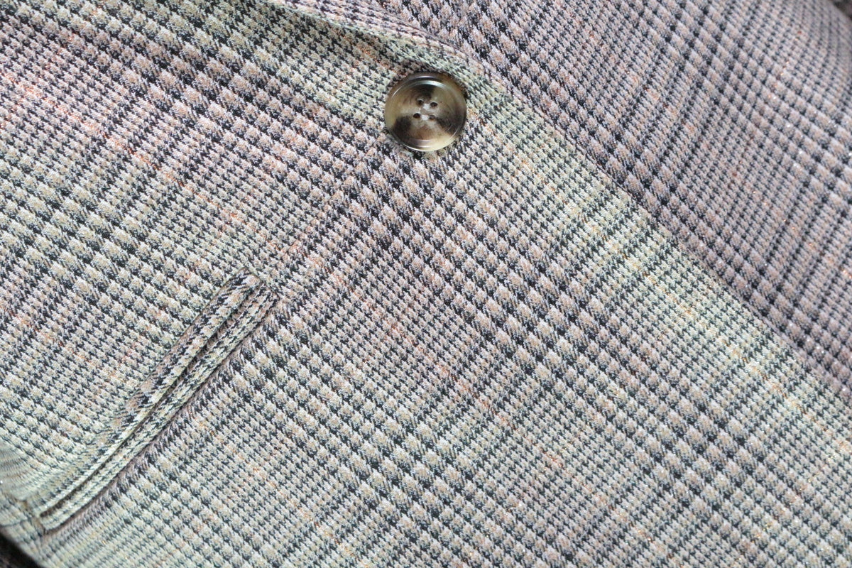 Gros plan sur le blazer Frippindealz Deeluxe en polyester beige, noir et doré avec motif à carreaux et bouton