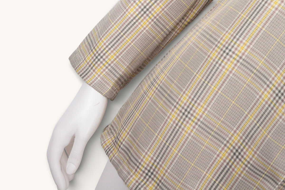 Détail de la manche d'un blazer Frippindealz Glamaker en polyester à motif carreaux jaune, marron et beige