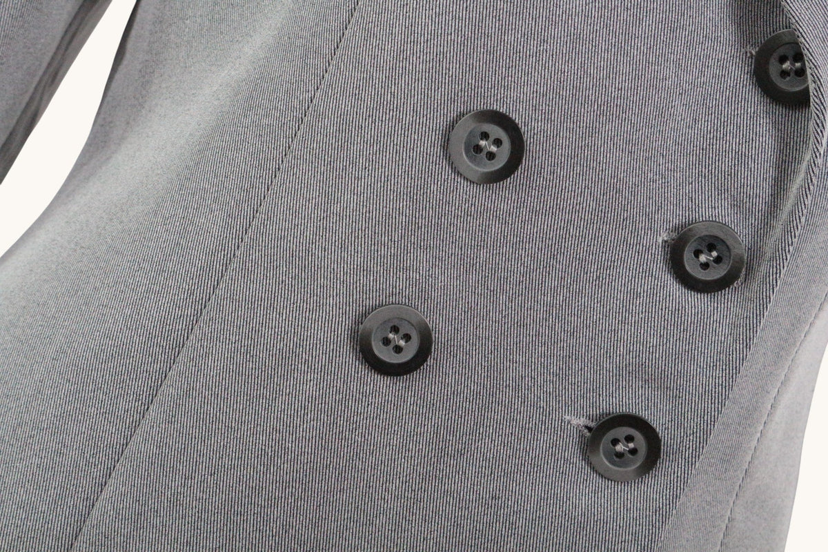Gros plan sur le blazer gris 1,2,3 Paris en viscose et polyester avec boutons noirs, vendu par Frippindealz