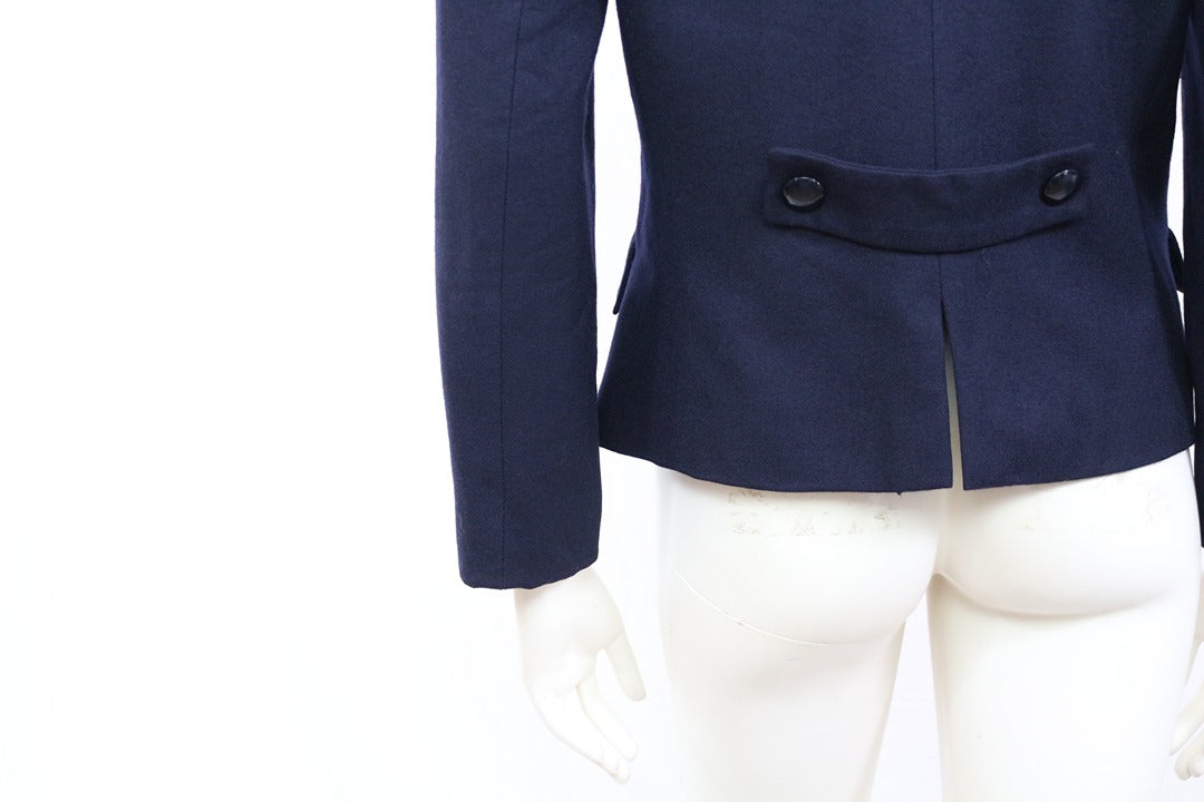 Blazer Frippindealz bleu marine en laine avec patte boutonnée au dos sur mannequin