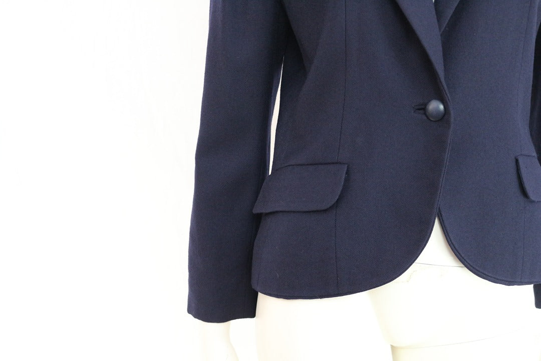 Blazer Frippindealz bleu marine en laine vintage avec col châle, fermeture à un bouton et poches à rabat