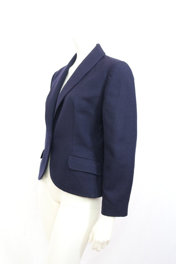 Blazer Frippindealz bleu marine en laine vintage avec col châle et poches à rabat, vue de profil sur mannequin