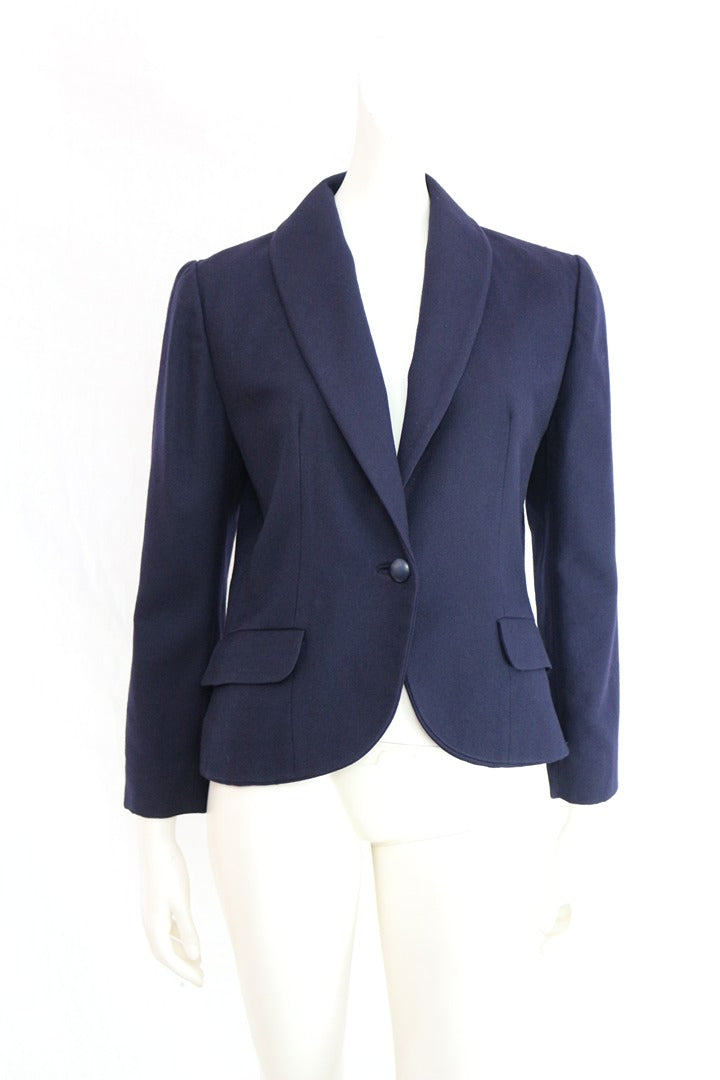 Blazer Frippindealz bleu marine en laine vintage avec col châle et fermeture à un bouton sur mannequin