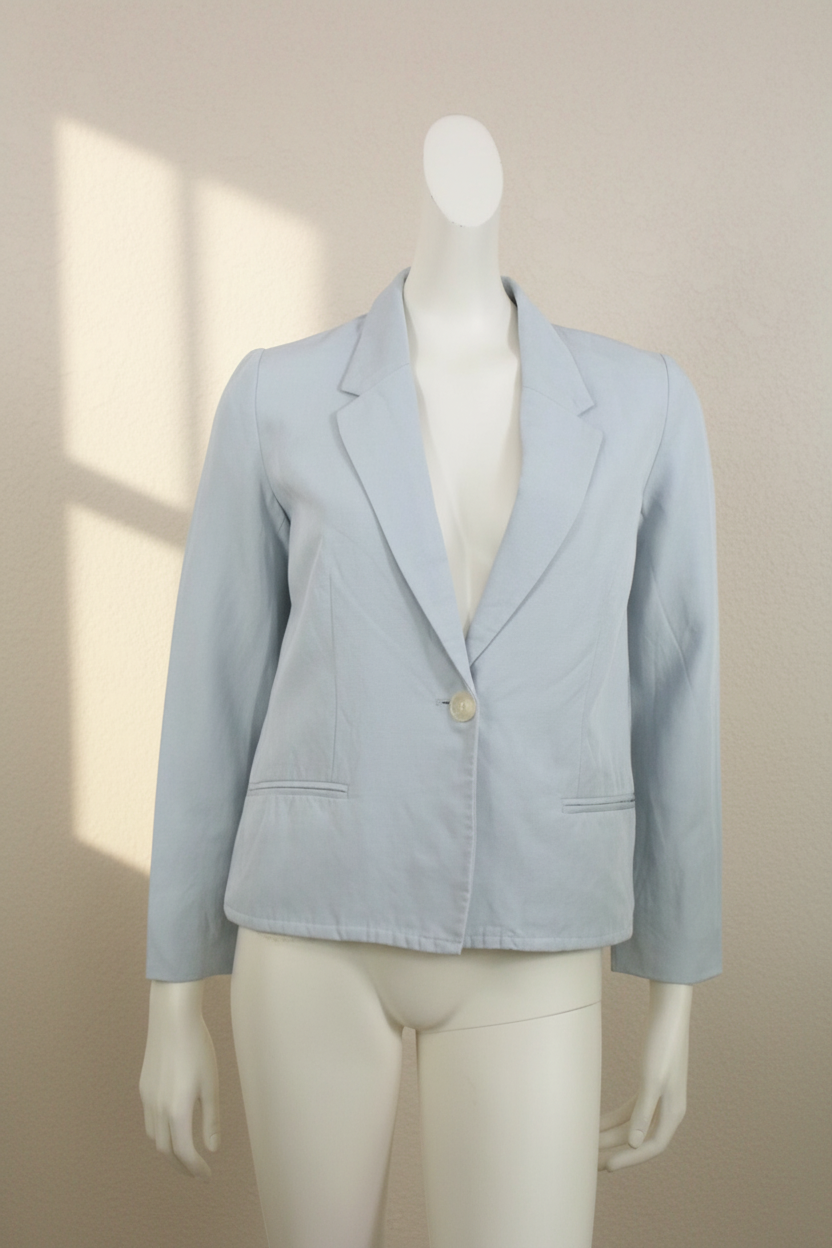 Blazer H&M Frippindealz bleu clair en lin avec fermeture à un bouton sur mannequin