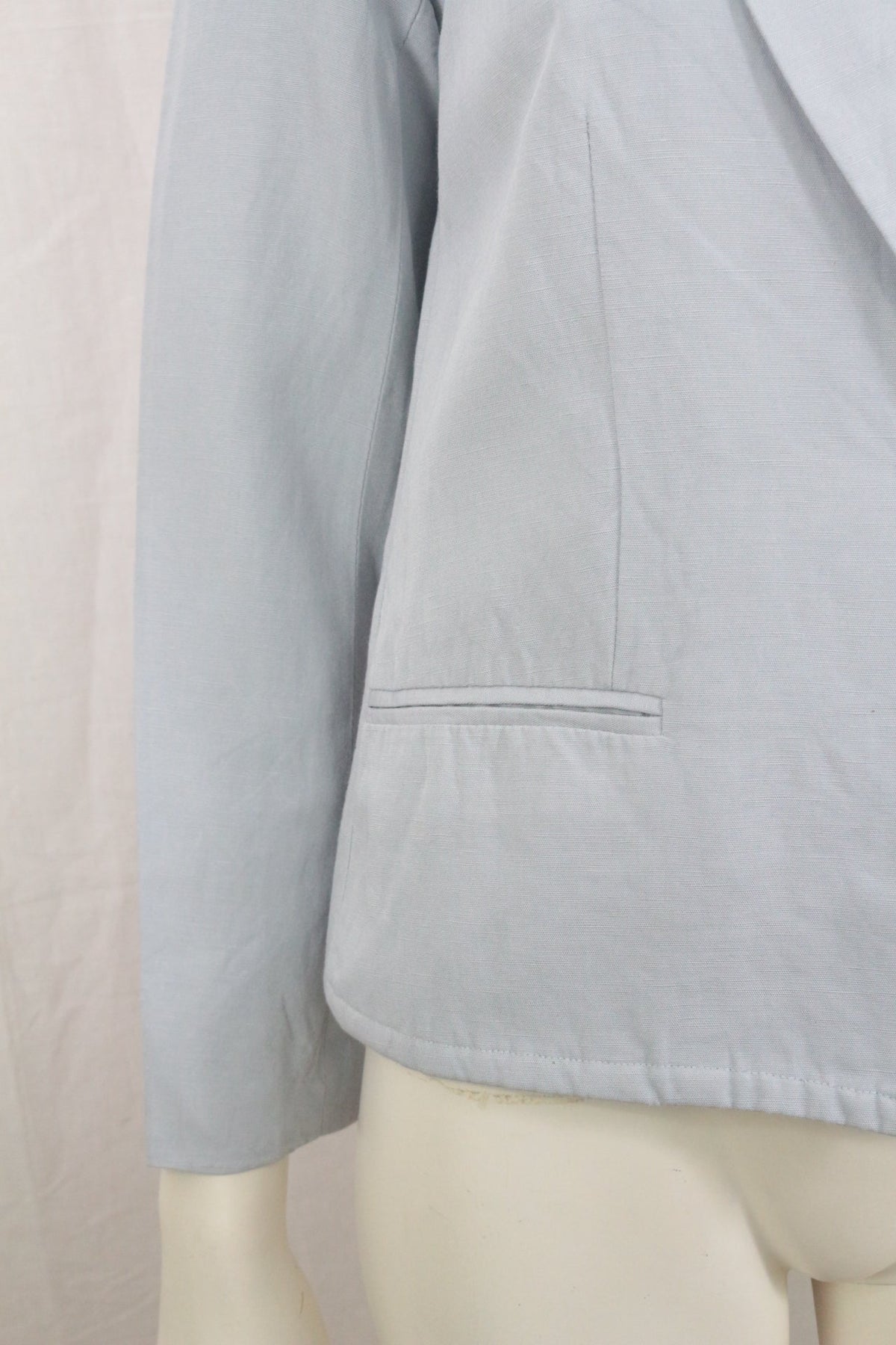 Veste blazer H&M bleu clair en lin avec poche passepoilée, proposée par Frippindealz
