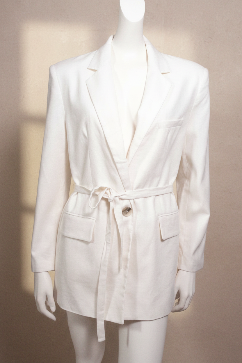 Blazer Frippindealz blanc cassé en lin et viscose avec ceinture à nouer, coupe élégante et poches à rabat.