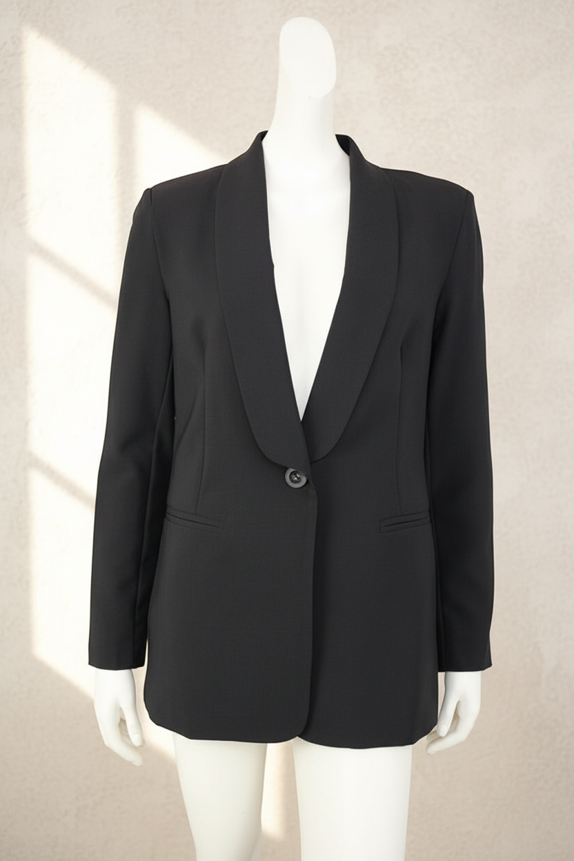 Blazer noir Studio Parisien avec col châle et fermeture à un bouton, style chic sur mannequin