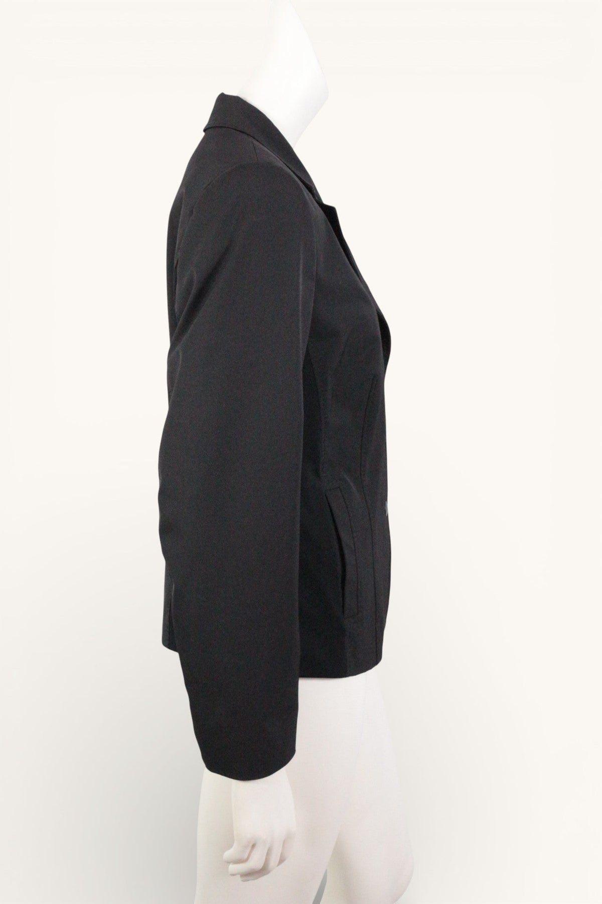 Blazer noir chic Gina B Heidemann de Frippindealz, coupe classique et élégante, vue de profil sur mannequin