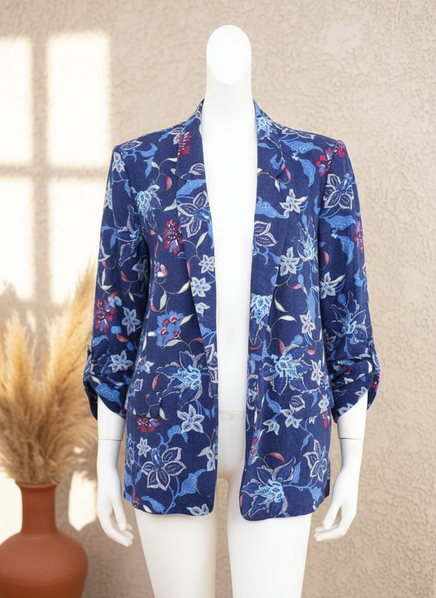 Blazer Frippindealz Promod bleu à motif floral avec col à revers et manches retroussées sur mannequin