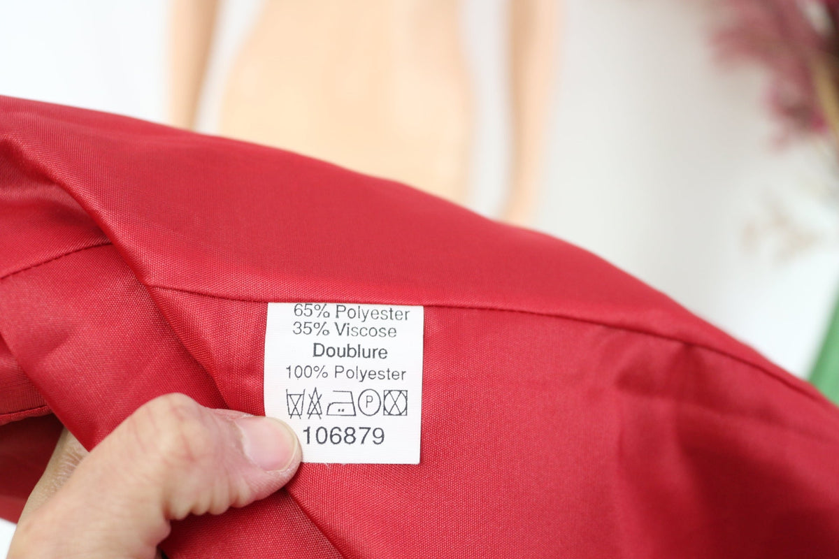Étiquette de composition intérieure du blazer rouge Frippindealz en polyester et viscose