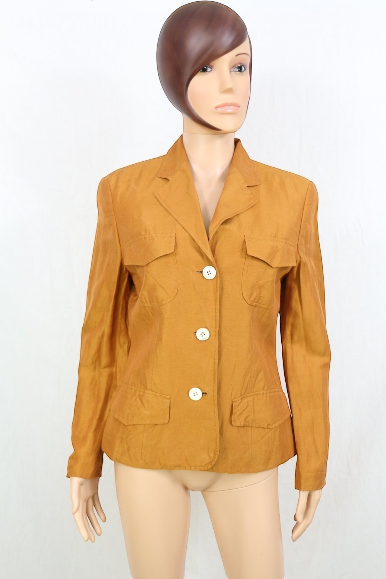 Frippindealz Veste blazer camel en soie et lin, coupe classique, boutons contrastants, poches plaquées.