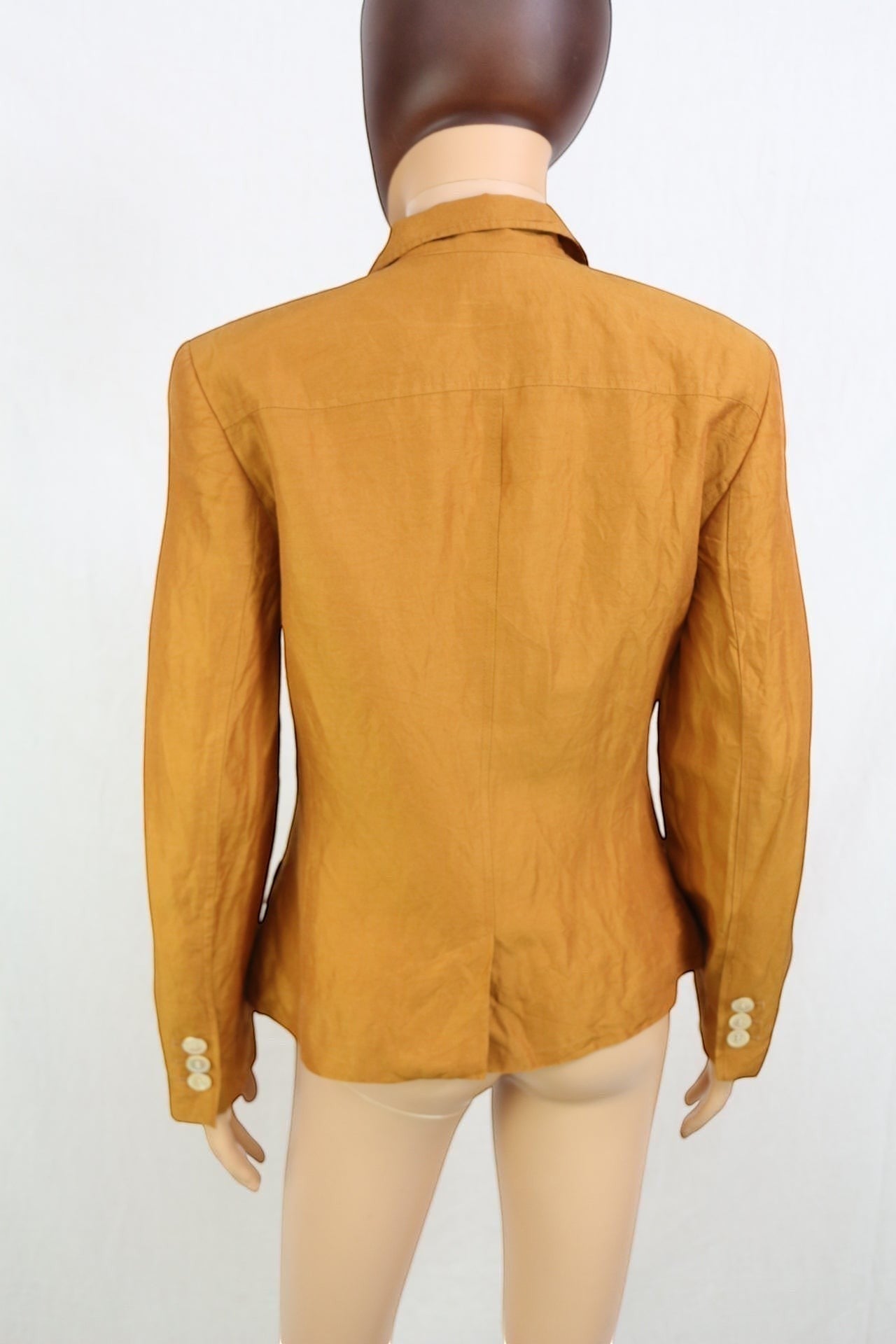 Frippindealz Veste blazer Windsor en soie et lin camel avec boutons contrastants. Coupe classique.