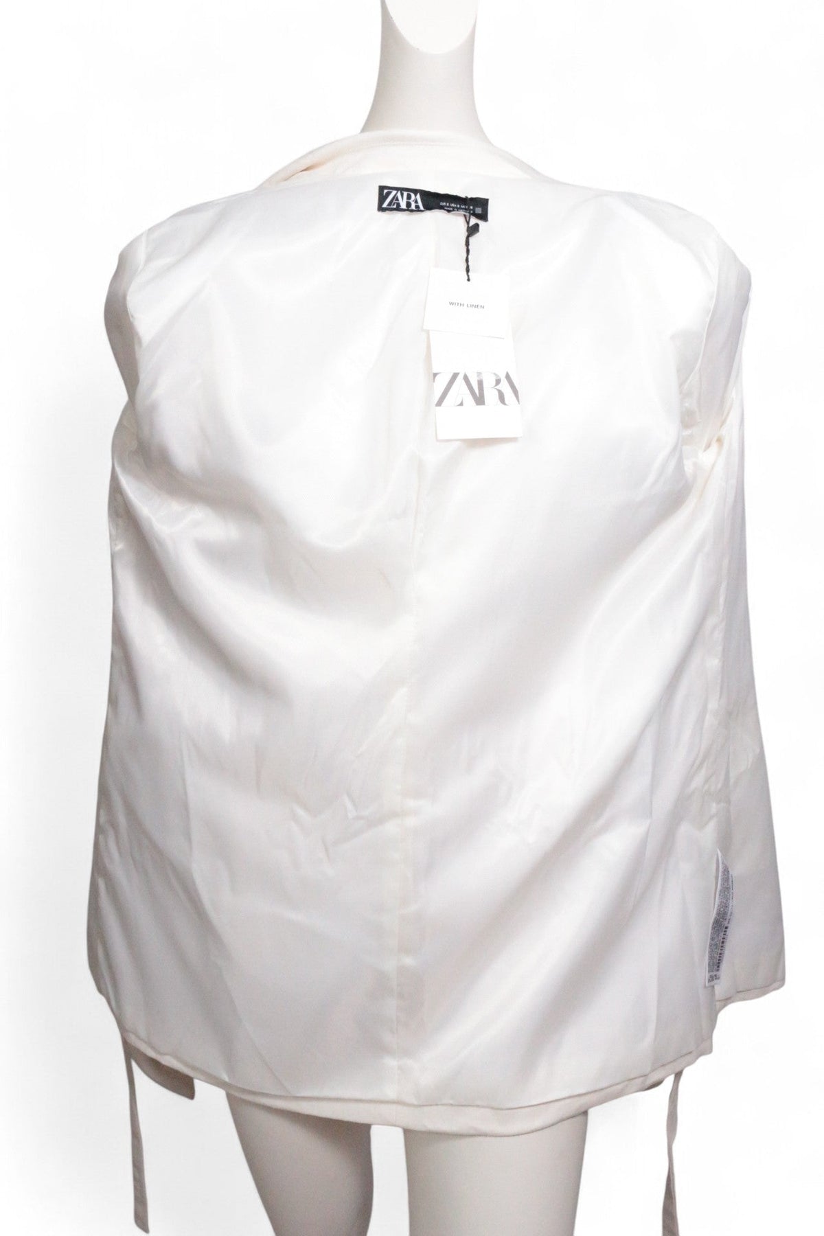Vue arrière du blazer Frippindealz Zara en lin et viscose blanc cassé avec étiquette, coupe cintrée et ceinture