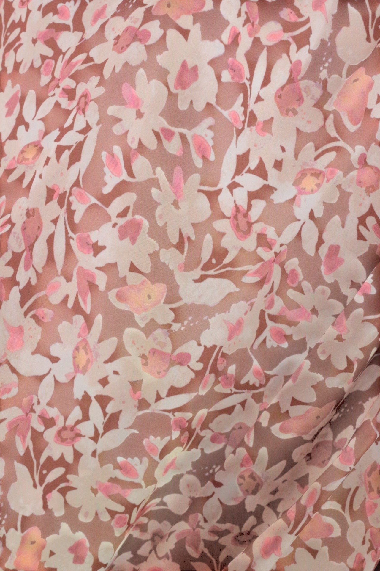 Gros plan sur le tissu satiné à motif floral marron et vieux rose de la blouse Frippindealz