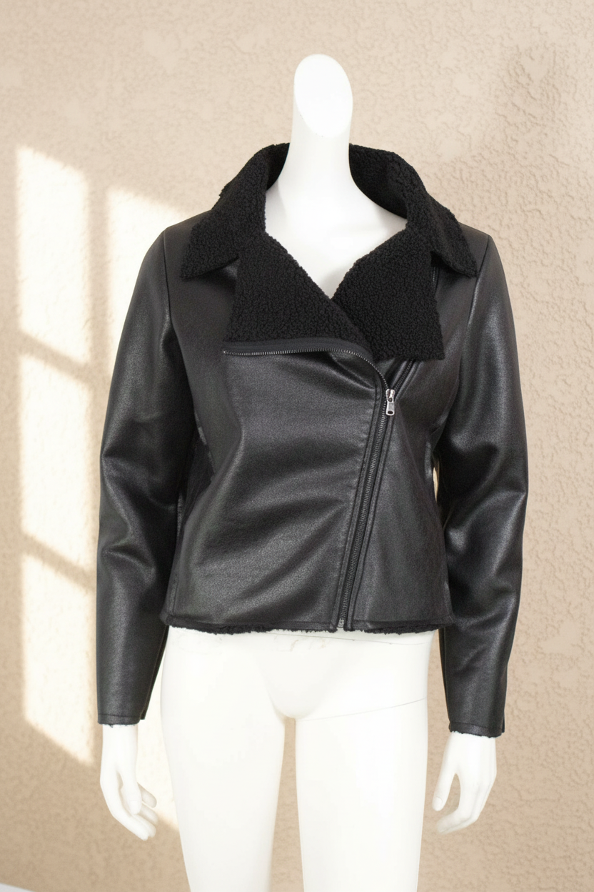 Veste aviateur noire Frippindealz en similicuir avec col effet mouton retourné et fermeture zippée asymétrique