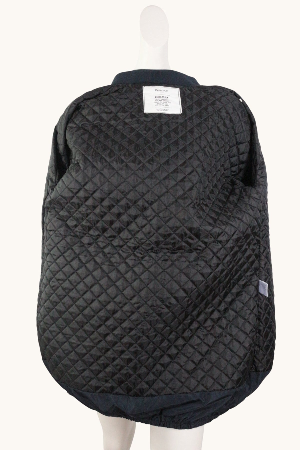 Doublure intérieure matelassée noire d'un blouson long Frippindealz de la marque Berenice