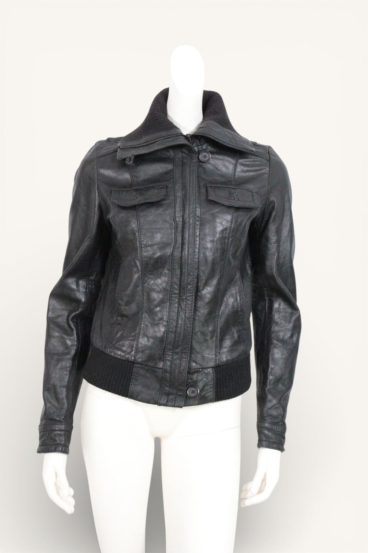 Veste blouson en cuir noir Stradivarius de Frippindealz avec col montant en maille et poches poitrine zippées.