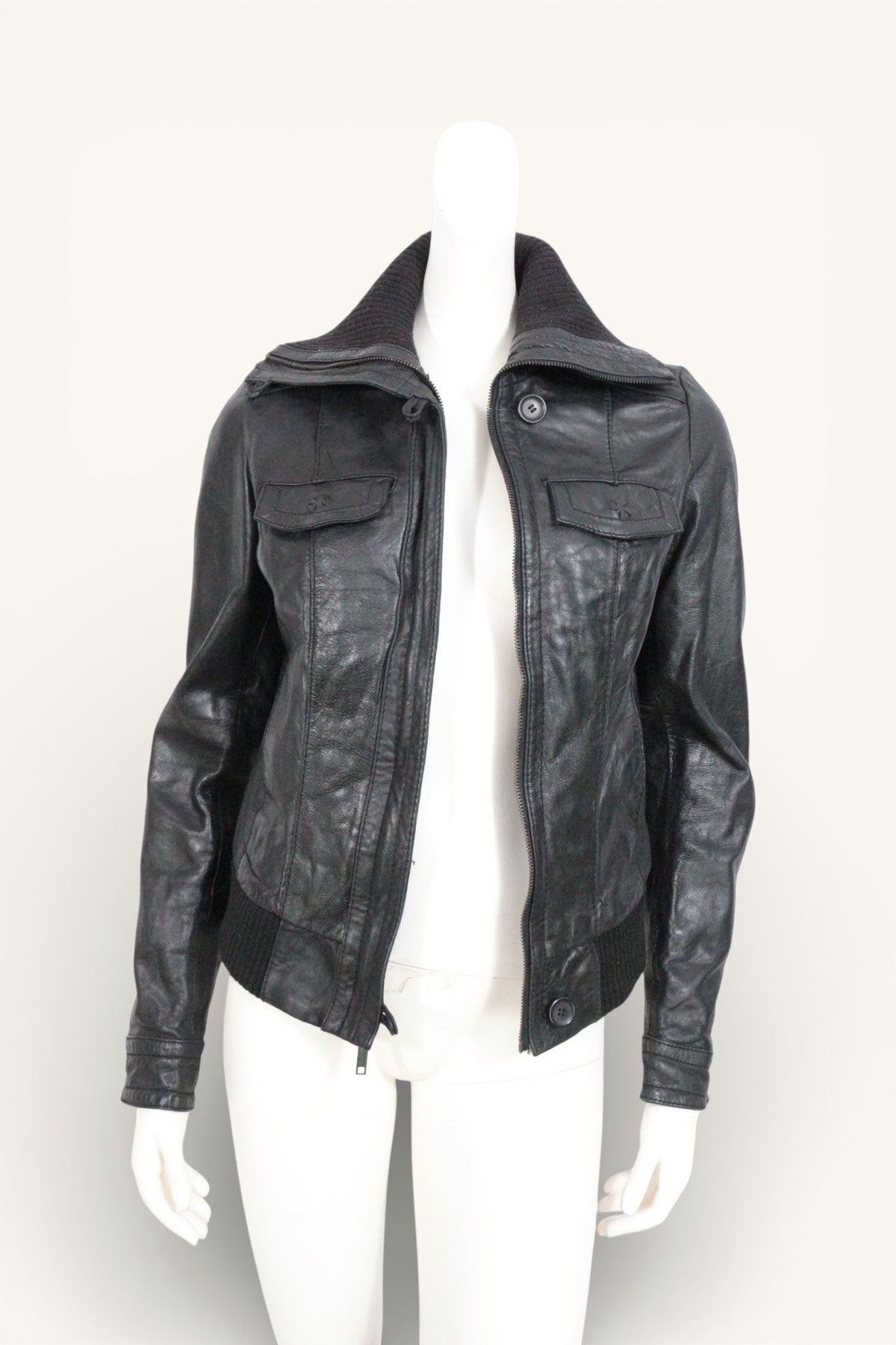 Blouson en cuir noir Stradivarius avec col montant et poches zippées, vendu par Frippindealz