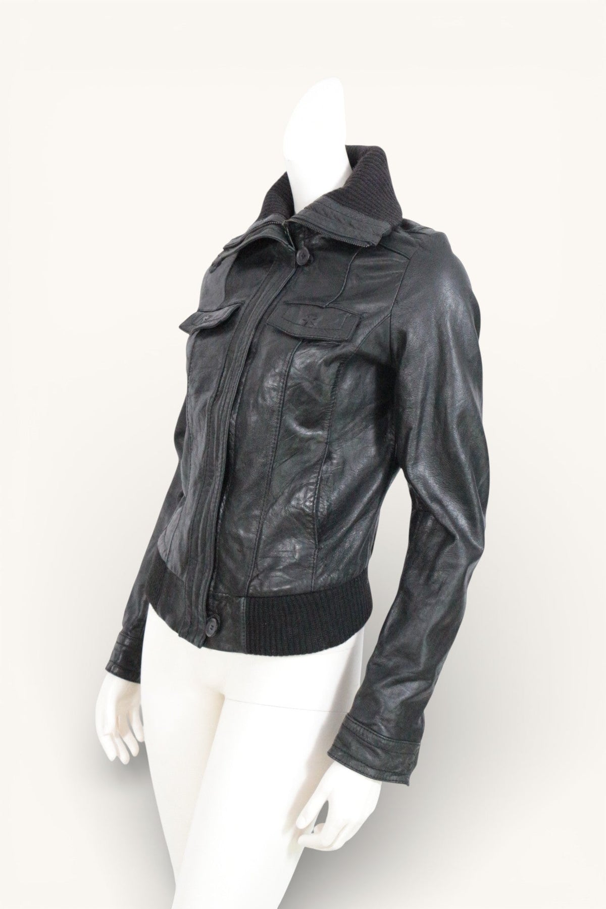 Blouson en cuir noir Stradivarius avec col et bords-côtes, présenté sur un mannequin par Frippindealz