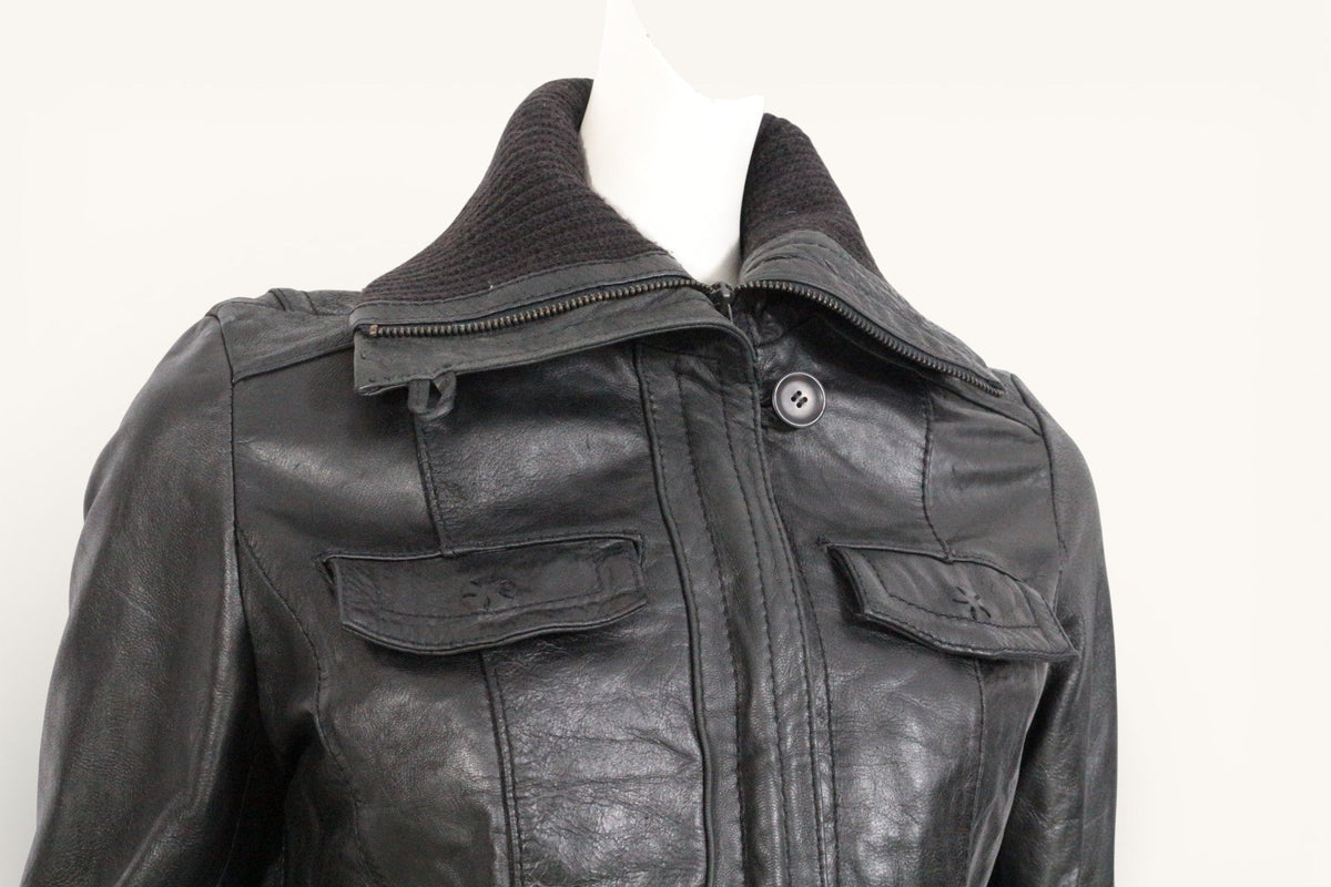 Veste en cuir noir Frippindealz avec col en maille côtelée, poches poitrine et fermeture zippée, style perfecto.