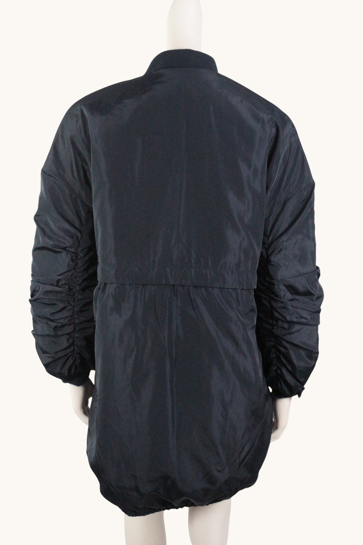 Vue arrière du blouson long bleu marine Frippindealz en polyester avec manches froncées sur mannequin