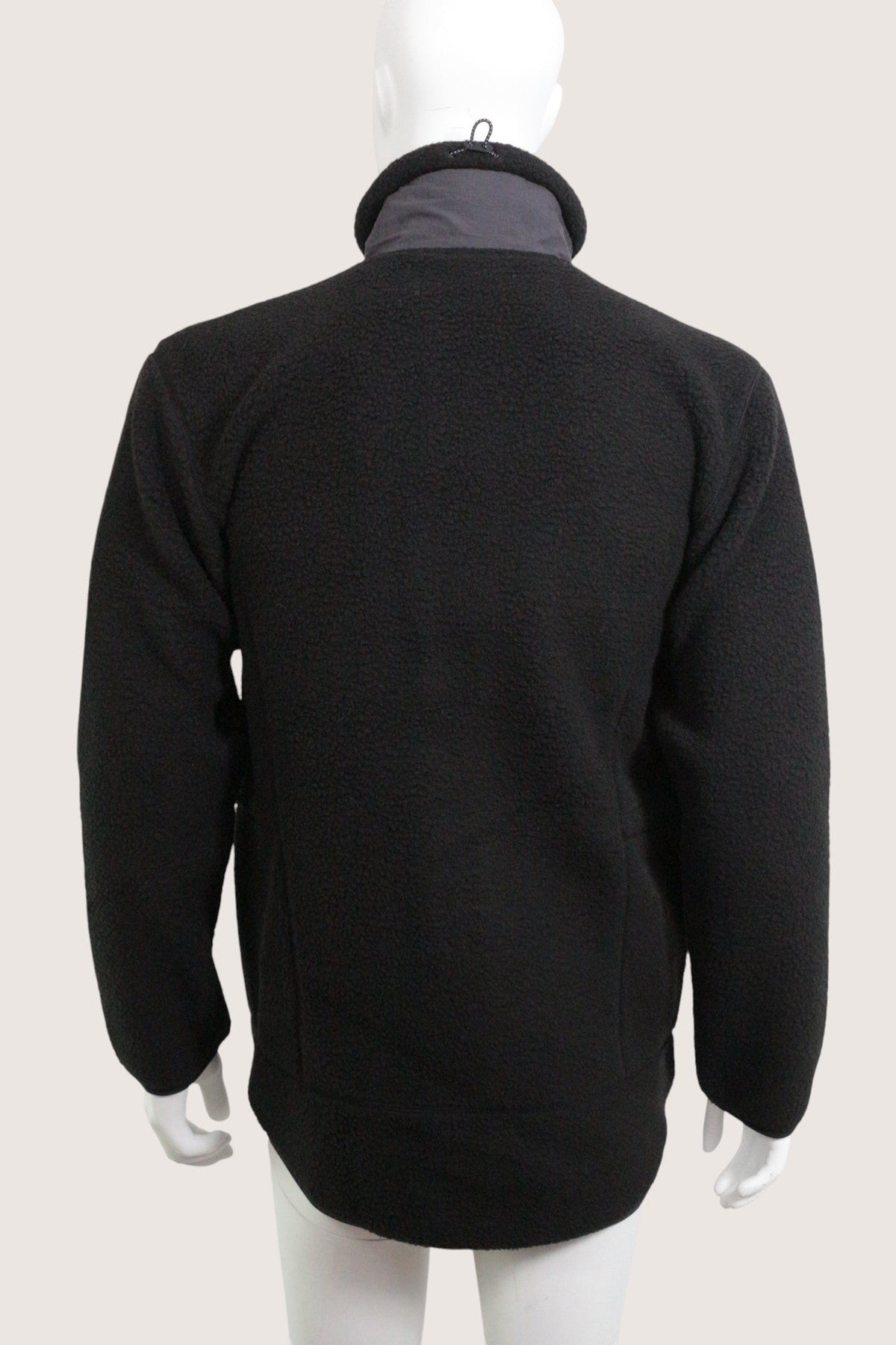 Vue arrière du blouson Rains noir en matière texturée avec col montant, proposé par Frippindealz