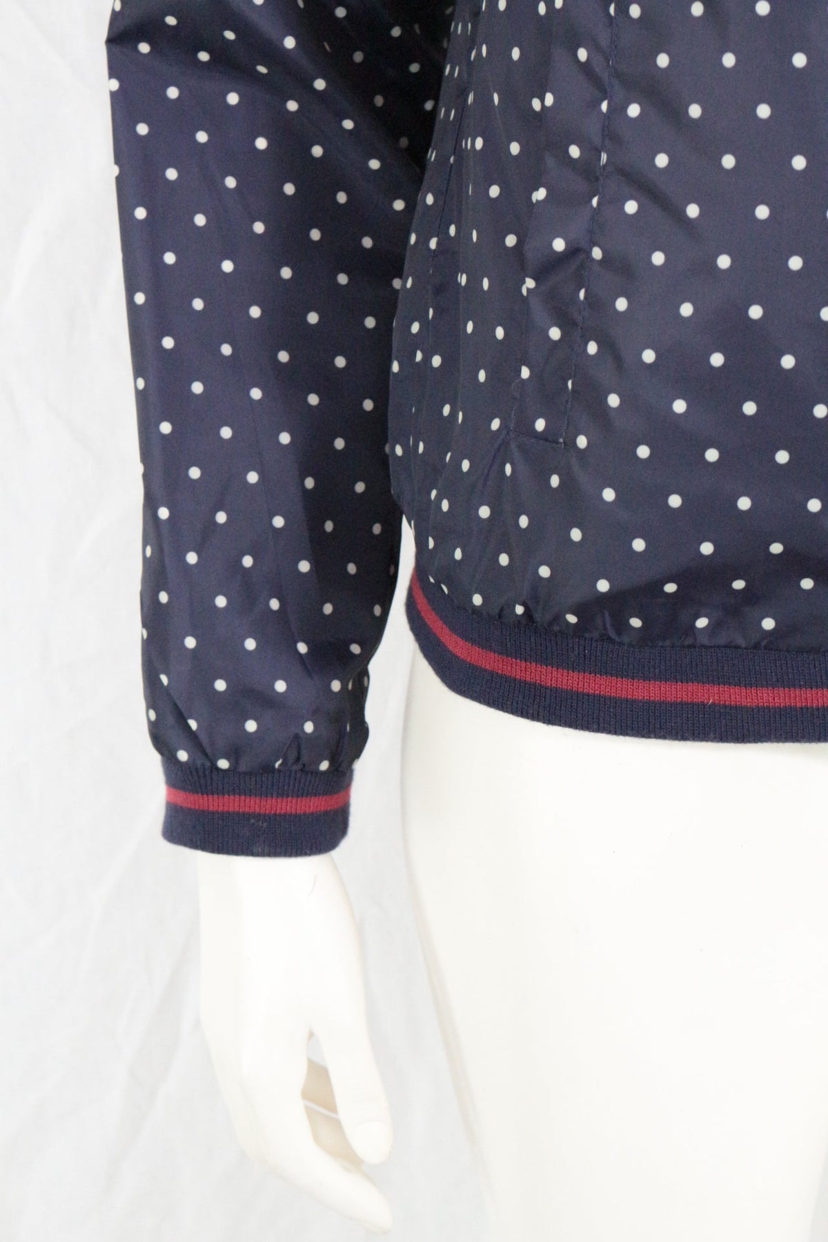 Blouson réversible Frippindealz bleu marine à pois blancs avec finitions en bord-côte bordeaux et bleu